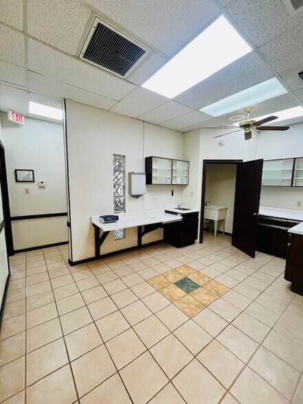 More Photos Of 1900 N Mesa St, El Paso Medical For Lease