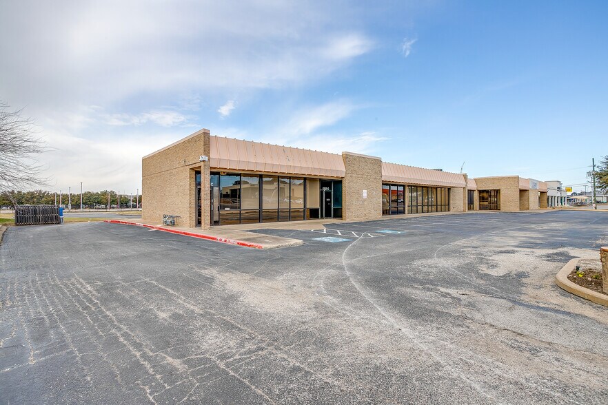 More Photos Of 1327 Brown Trl, Bedford Freestanding For Sale