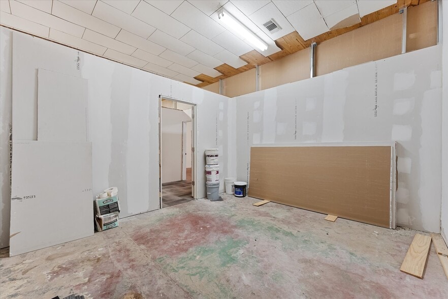 More Photos Of 313 E Main St, Humble Showroom For Sale