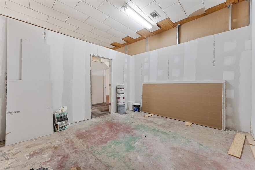 More Photos Of 313 E Main St, Humble Storefront Retail Office For Lease