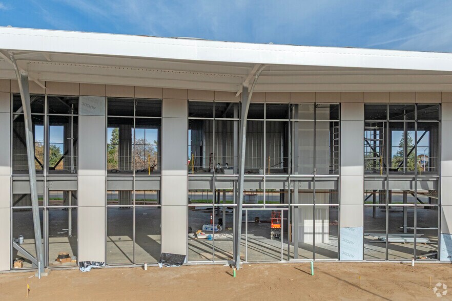 More Photos Of 700 W Herndon Ave, Clovis Unknown For Lease