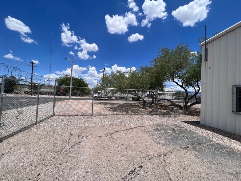 More Photos Of 811 S Santa Rita Ave, Tucson Warehouse For Lease