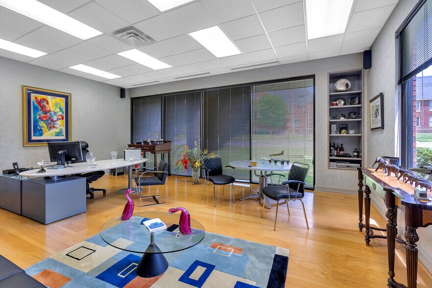 More Photos Of 400 W Houston St, Marshall Office For Sale