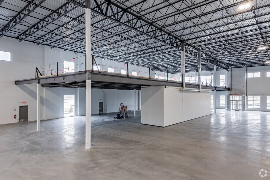 More Photos Of 9141 S 13th St, Oak Creek Warehouse For Lease