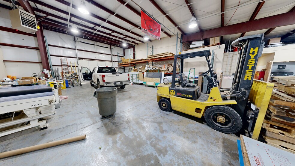 More Photos Of 1721 Acorn Dr, Rogers Warehouse For Lease