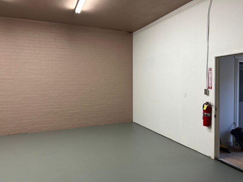 More Photos Of 618 W Colton Ave, Redlands Flex For Lease