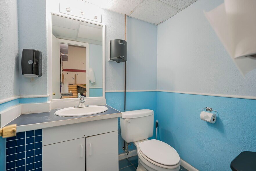 More Photos Of 1013 SE Holbrook Ct, Port Saint Lucie Warehouse For Sale