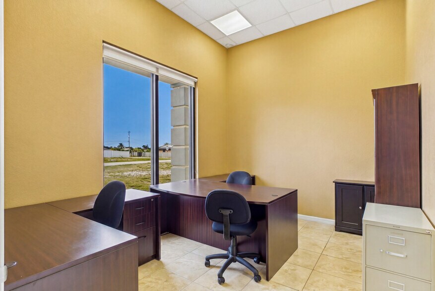 More Photos Of 1010 NE 9th St, Cape Coral Office For Sale