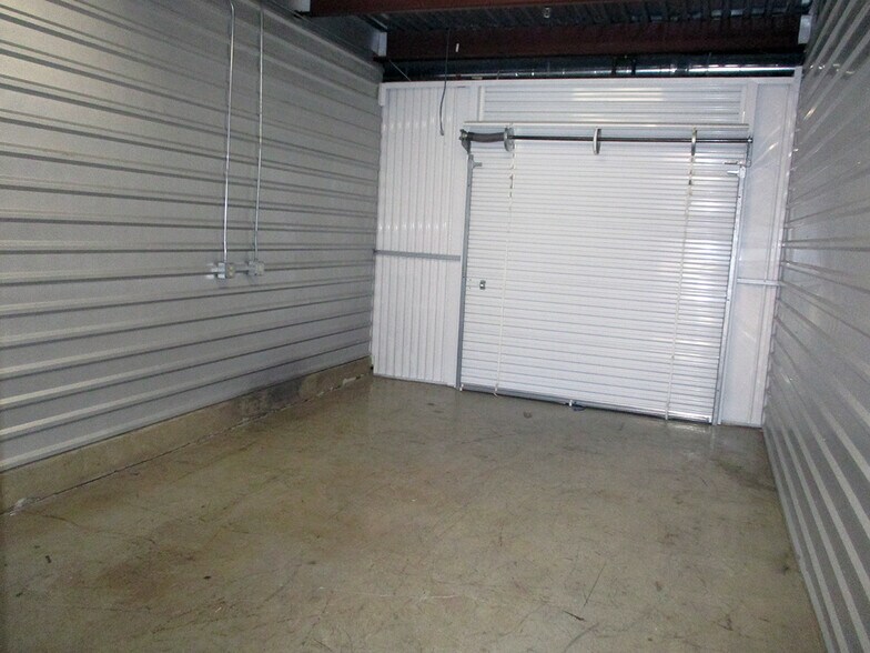 More Photos Of 7340 Blanco Rd, San Antonio Self Storage For Lease