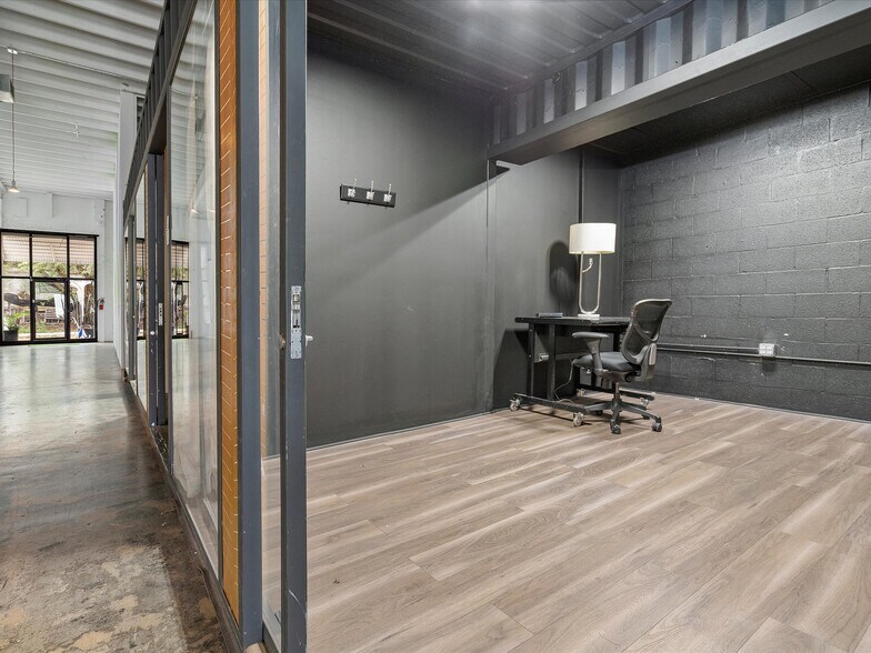 More Photos Of 251-253 NE 69th St, Miami Warehouse For Lease