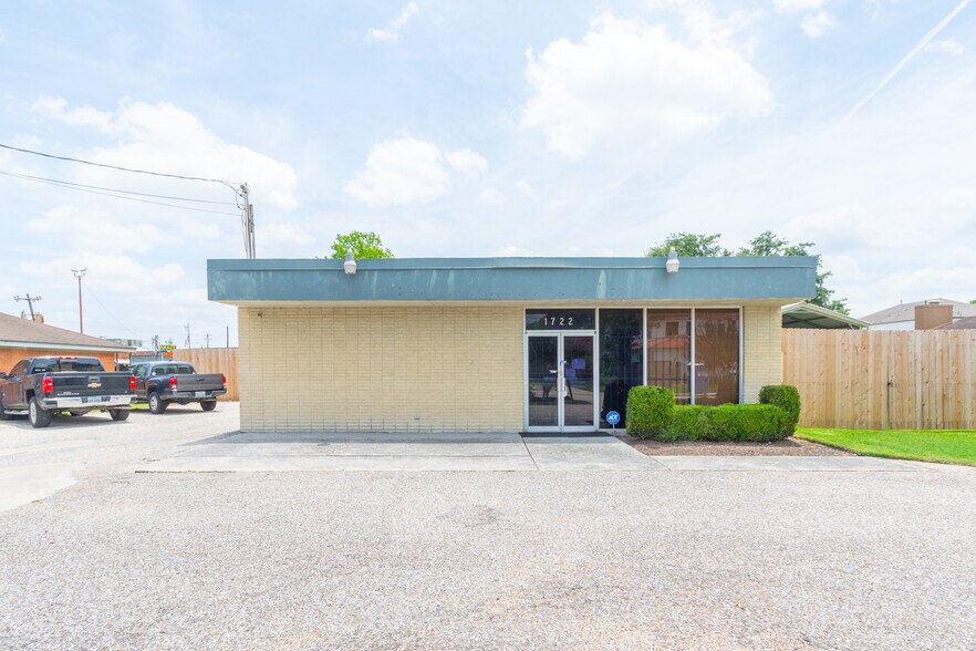 More Photos Of 1722 Monarch Oaks St, Houston Office For Lease