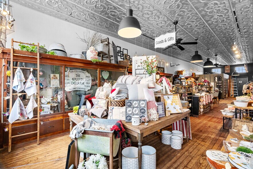 More Photos Of 5595 Walnut St, Augusta Storefront For Sale