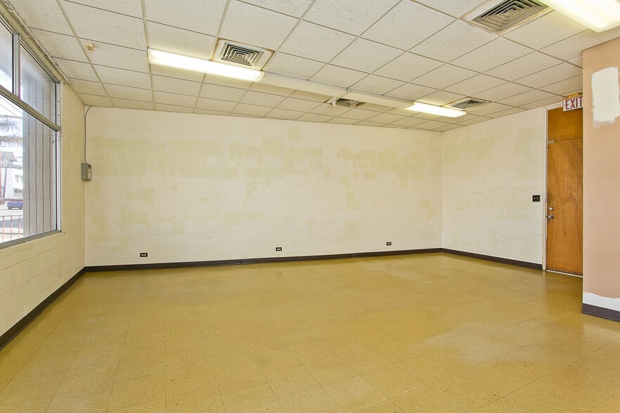 More Photos Of 1021 N King St, Honolulu Storefront For Sale