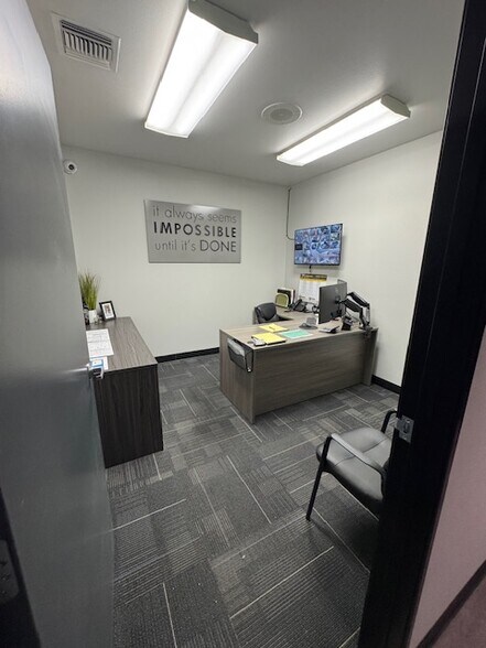 More Photos Of 2906 E Coronado St, Anaheim Warehouse For Lease