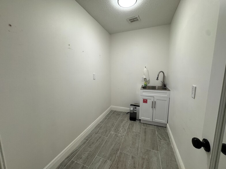 More Photos Of 5401 Alhambra Dr, Orlando Office For Lease