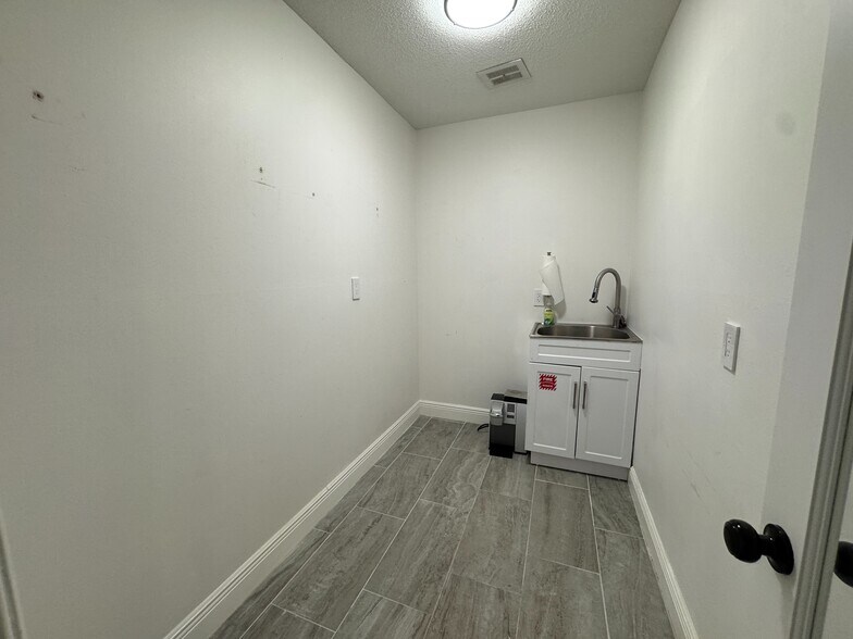 More Photos Of 5401 Alhambra Dr, Orlando Office For Lease