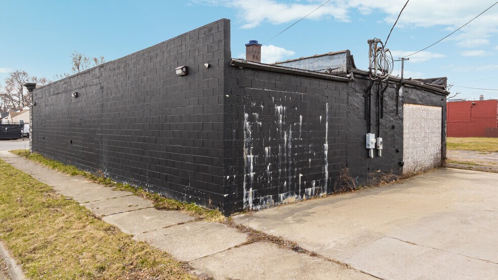 More Photos Of 14700 W Chicago St, Detroit Freestanding For Sale
