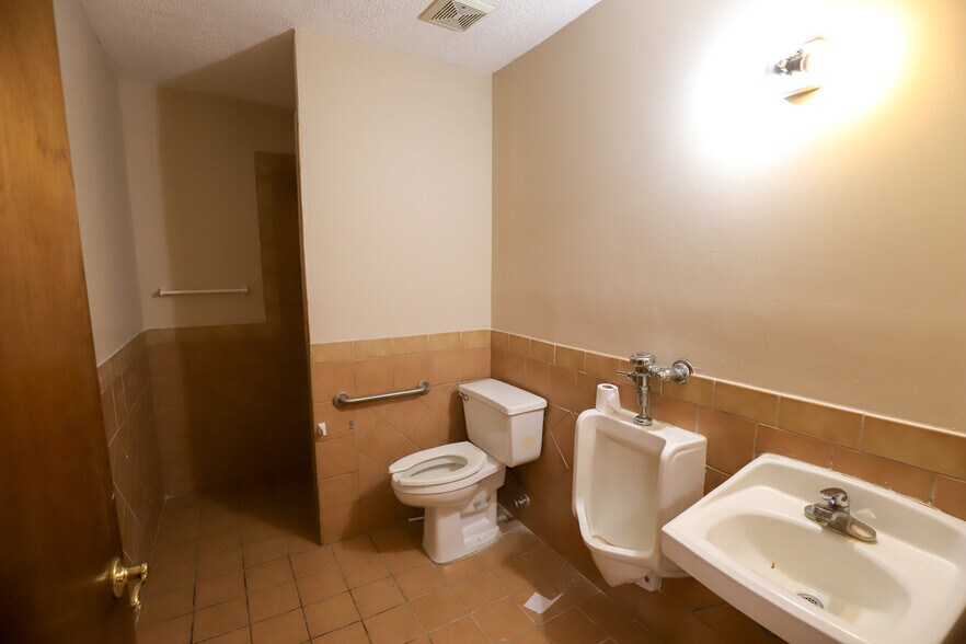 More Photos Of 14655 Kennard st, Waldo Freestanding For Lease