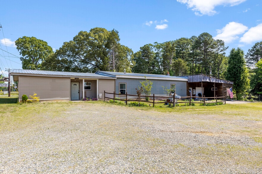 Primary Photo Of 2246 N Aspen St, Lincolnton Flex For Sale