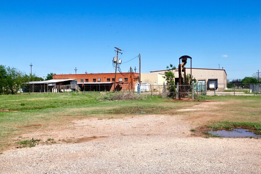 More Photos Of 912 N Beverly Dr, Wichita Falls Warehouse For Lease