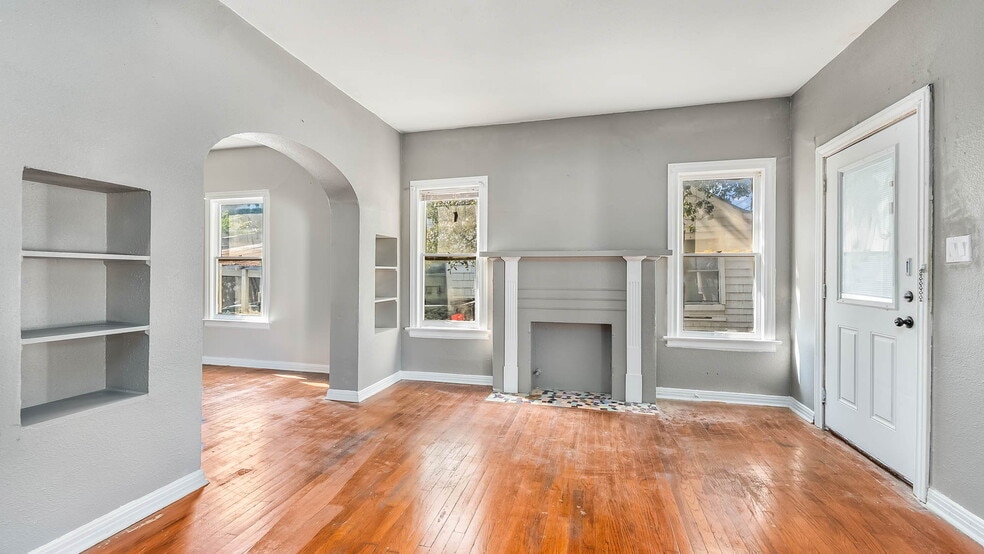 More Photos Of 1018 W Hildebrand Ave, San Antonio Storefront Retail Office For Sale