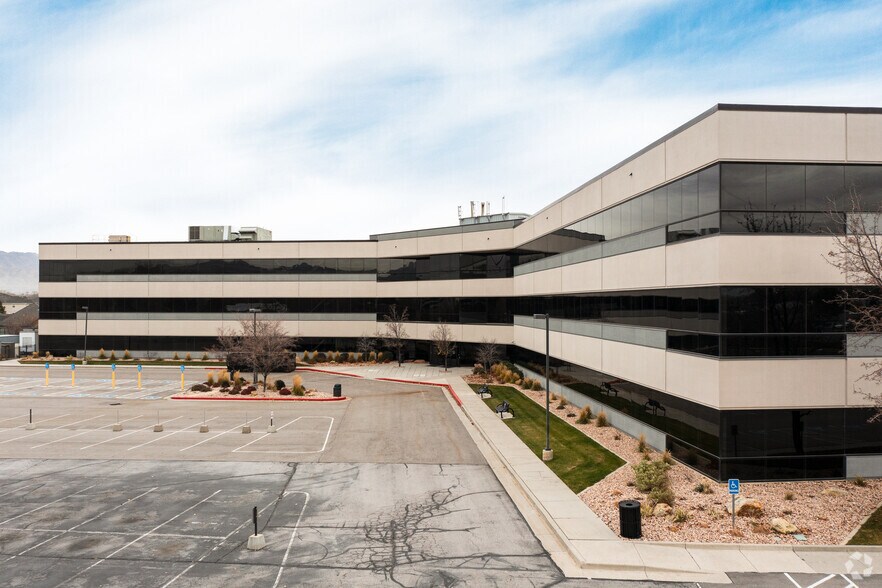 More Photos Of 860 W LeVoy Dr, Taylorsville Office For Lease