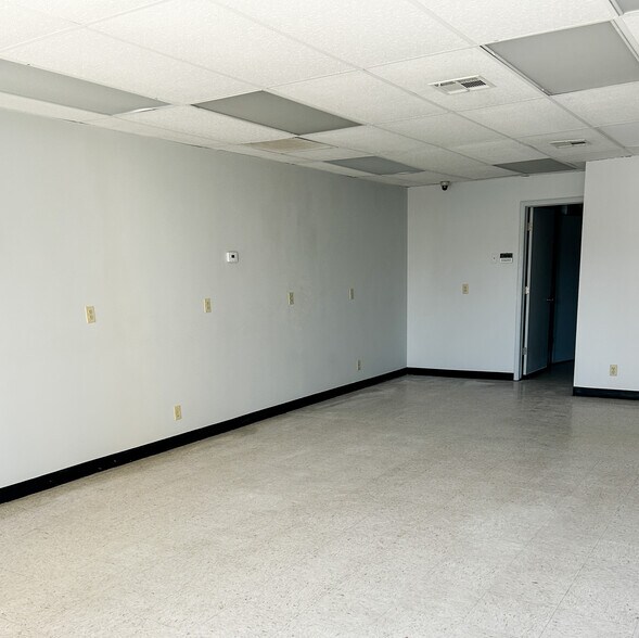 More Photos Of 400 S Elm Plz, Broken Arrow Freestanding For Lease