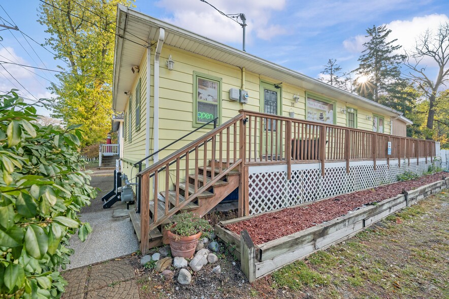 More Photos Of 231 E Buffalo St, New Buffalo Hotel For Sale