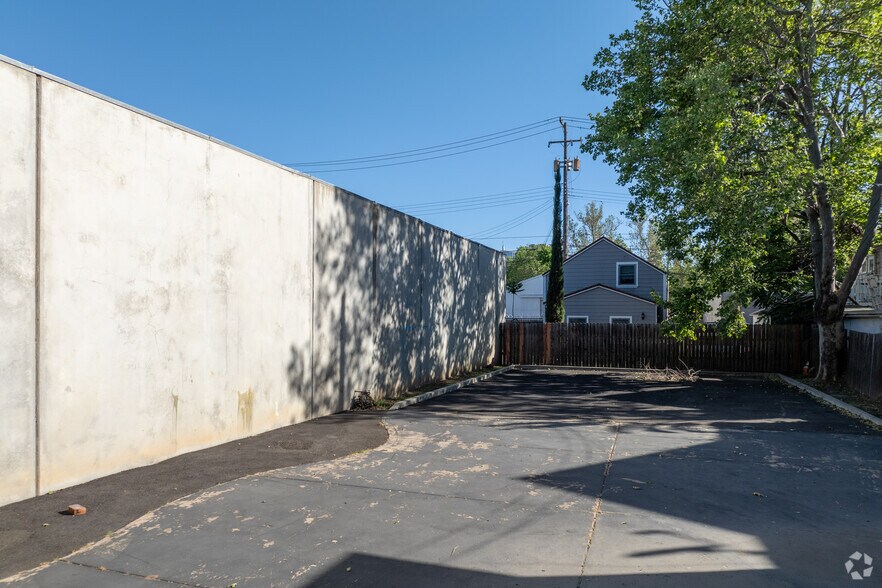 More Photos Of 1112 D St, Sacramento Showroom For Lease