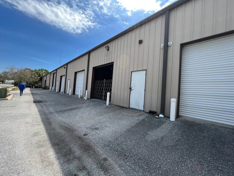 More Photos Of 1074 N Orange Ave, Sarasota Warehouse For Lease