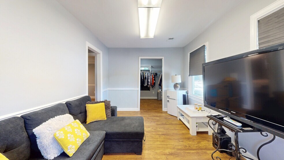 More Photos Of 105 N Madison Ave, Louisville Freestanding For Lease