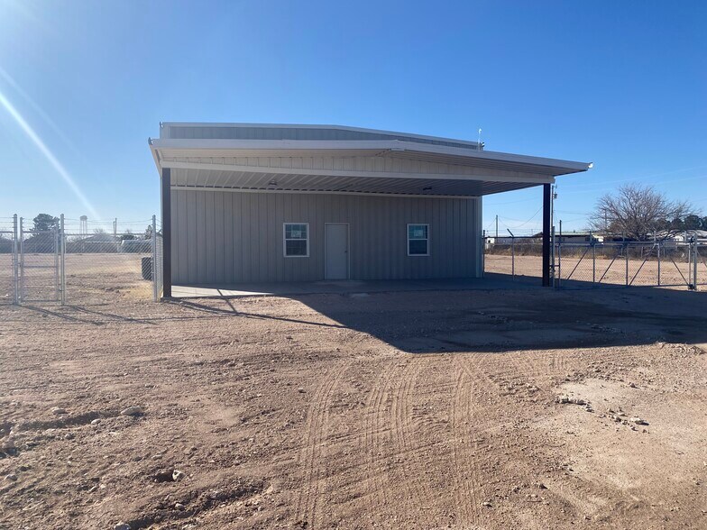 More Photos Of 852 W 31st St, Monahans Warehouse For Lease