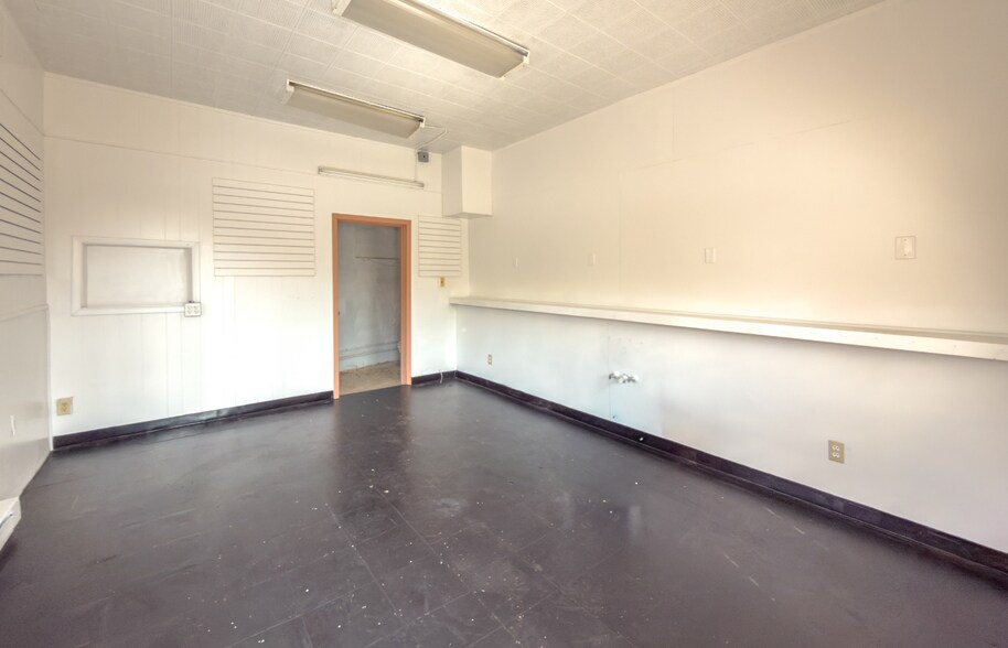 More Photos Of 3312 Cove Rd NW, Roanoke Storefront For Lease