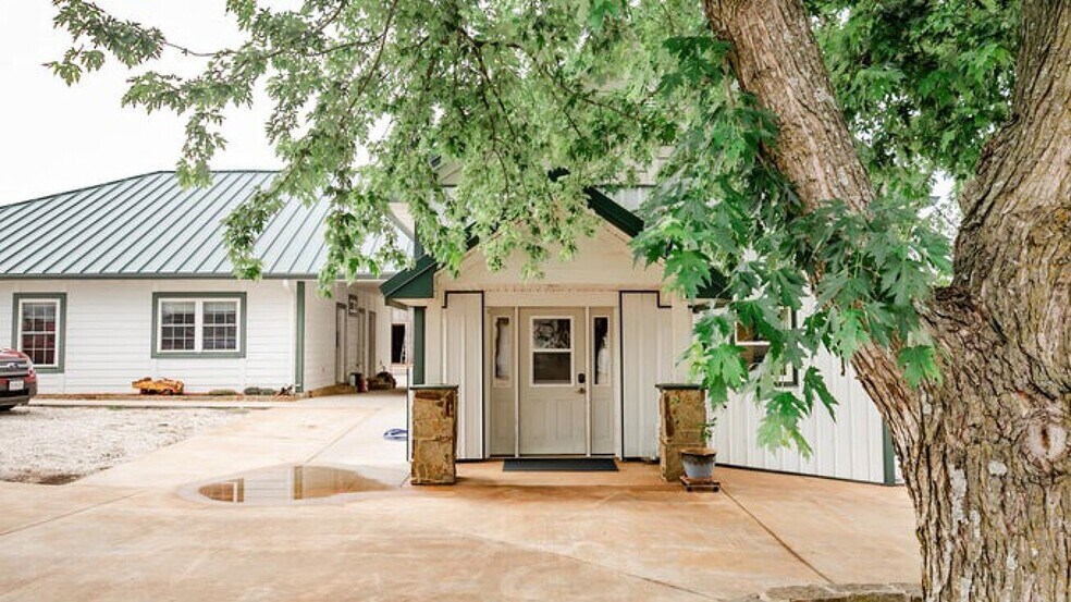 More Photos Of 352 MO-245, Dadeville Horse Stables For Sale