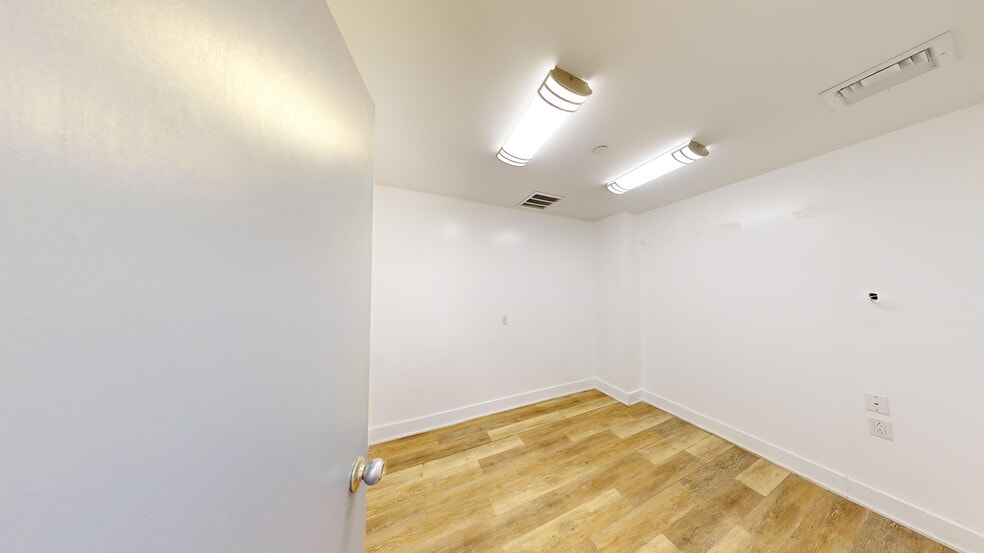 More Photos Of 194 Nassau Ave, Brooklyn Storefront Retail Office For Lease