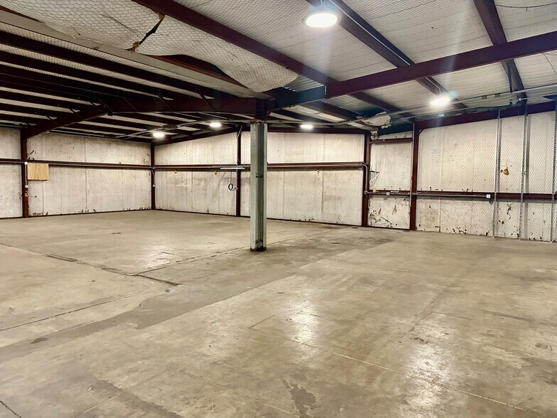 More Photos Of 210 Gravel St, Seguin Warehouse For Lease