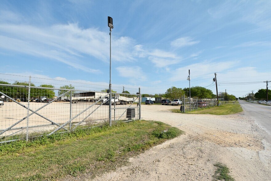 More Photos Of 120 E Zipp Rd, New Braunfels General Retail For Sale
