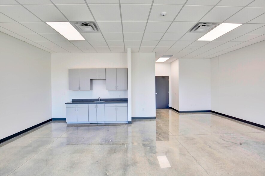 More Photos Of 500 Wonder World Dr, San Marcos Distribution For Lease