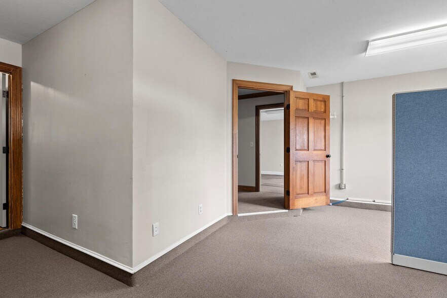 More Photos Of 2233 Miamisburg-Centerville Rd, Dayton Office For Sale