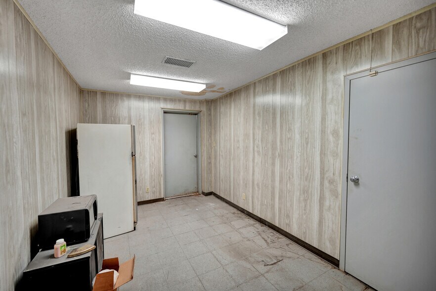 More Photos Of 501 Hillcrest Ave, Odessa Warehouse For Sale