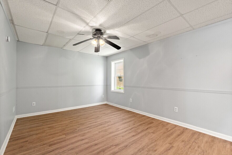 More Photos Of 756 Lakeshore Dr, Scottsburg Flex For Sale