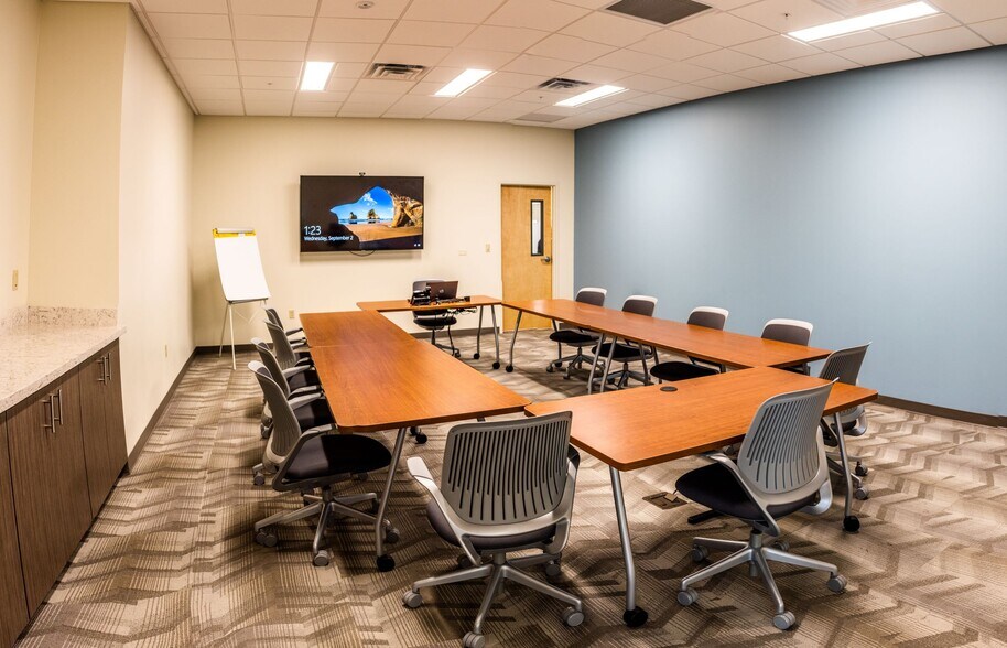 More Photos Of 14189 NW 129th Way, Alachua Office For Lease