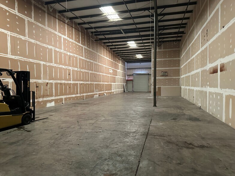 More Photos Of 4440 Metric Dr, Winter Park Warehouse For Lease