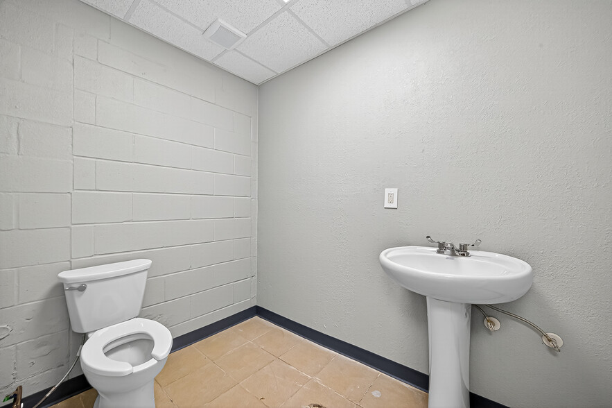 More Photos Of 13001-13011 Fondren Rd, Houston Unknown For Lease