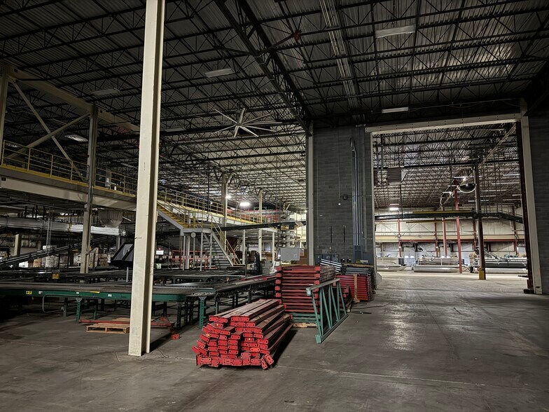 More Photos Of 2253 Air Park Rd, Rhinelander Distribution For Sale