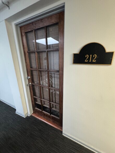 More Photos Of 25 S Washington St, Naperville Storefront For Lease