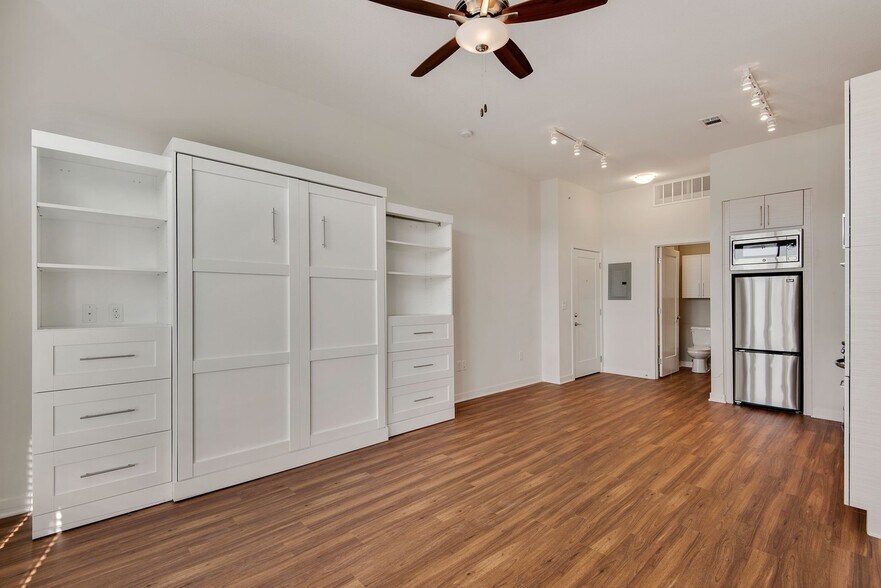 More Photos Of 8045 Metcalf Ave, Overland Park Apartments For Lease