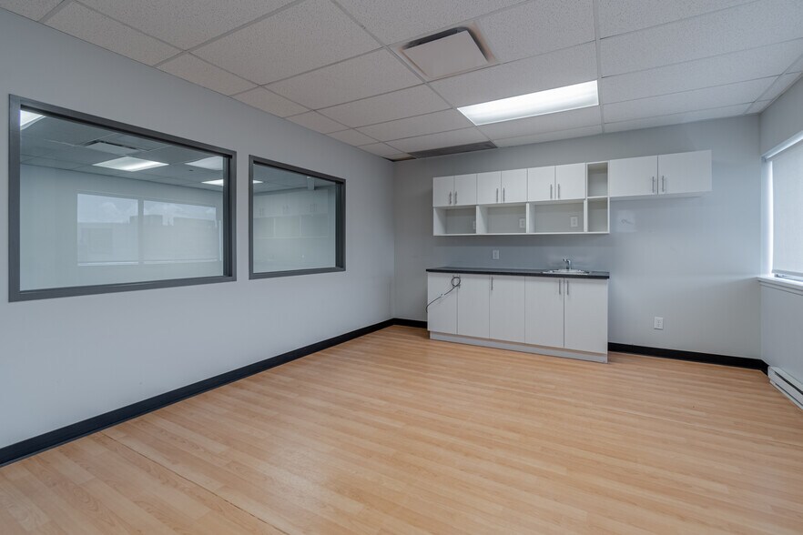 More Photos Of 3023 Boul Wilfrid-Hamel, Québec Light Distribution For Lease