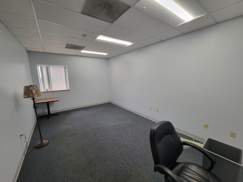 More Photos Of 80 Turnpike Rd, Chelmsford Warehouse For Lease