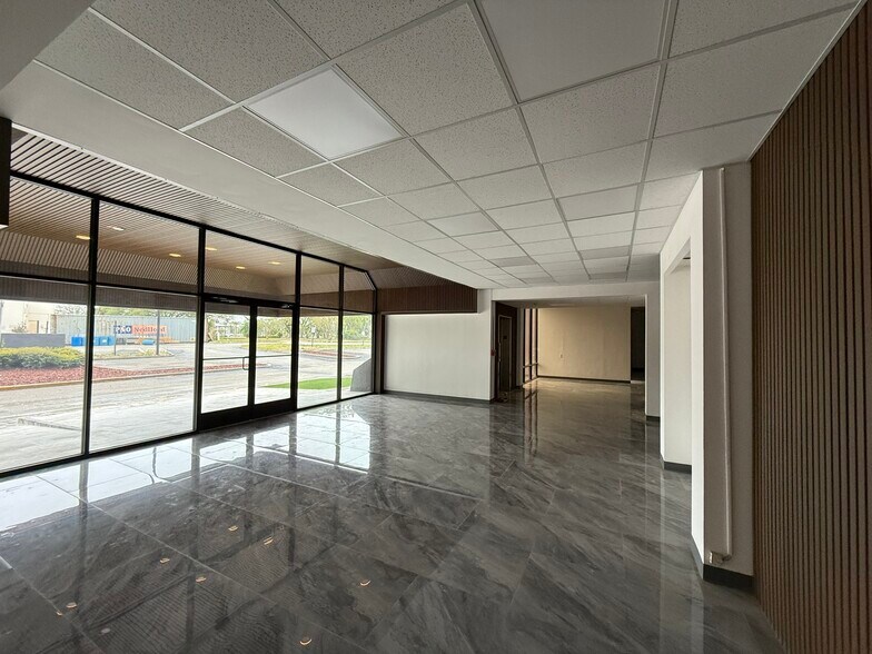 More Photos Of 900 N University Blvd, Jacksonville Medical For Lease